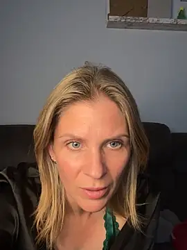 Snapshot of Lexi-Lux-X chatting on 5, 10, 2025 Lexi-Lux-X online show from 5, 10, 2025