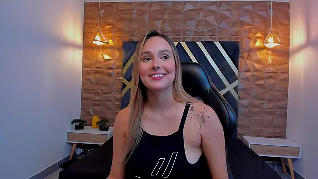 Emmaa white  online show from 10, 11, 2025