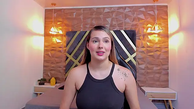 Emmaa white  online show from 13, 4, 2026