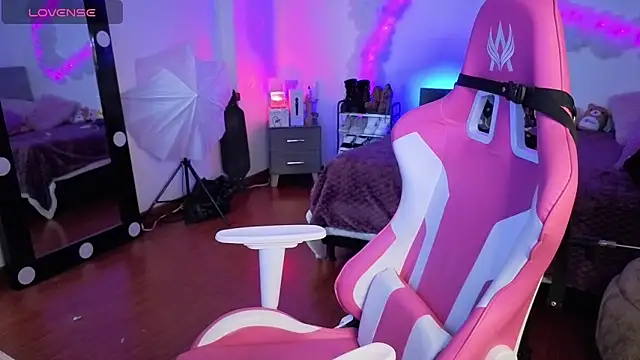 larah uwu online show from 22, 11, 2025