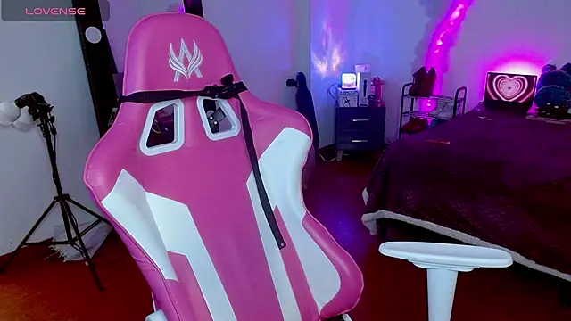 larah uwu online show from 19, 10, 2025