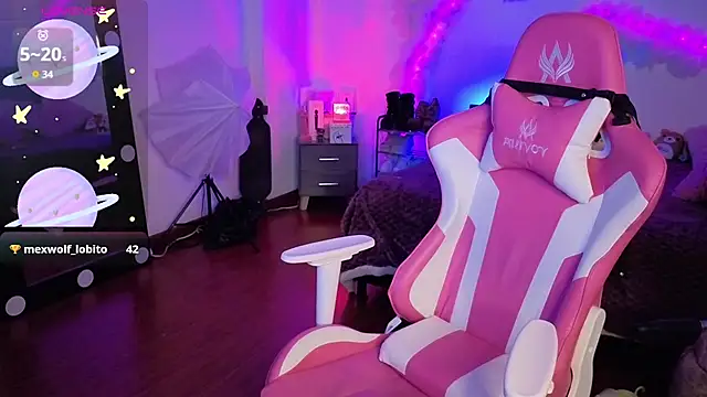 larah uwu online show from 24, 11, 2025