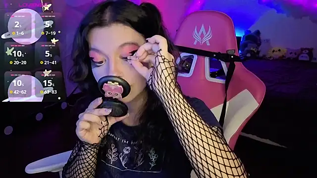 larah uwu online show from 12, 11, 2025