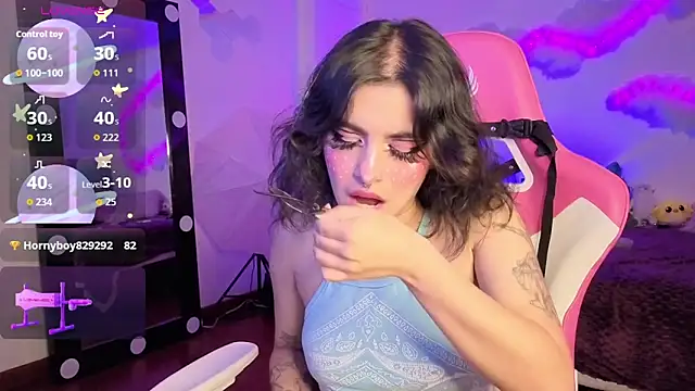 larah uwu online show from 3, 12, 2025