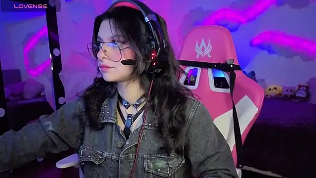 larah uwu online show from 13, 11, 2025