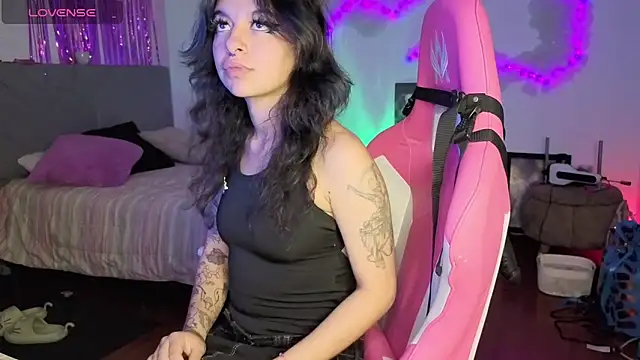 larah uwu online show from 23, 4, 2026