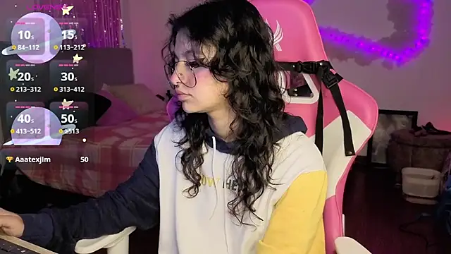larah uwu online show from 28, 4, 2026