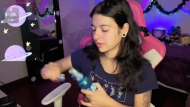 larah uwu online show from 20, 12, 2025