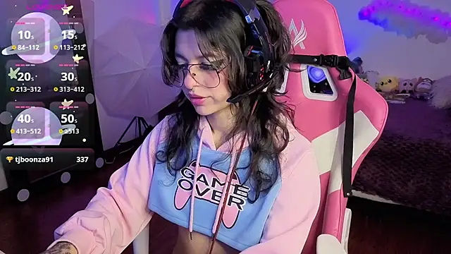 larah uwu online show from 28, 11, 2025