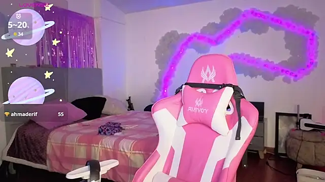 larah uwu online show from 18, 4, 2026