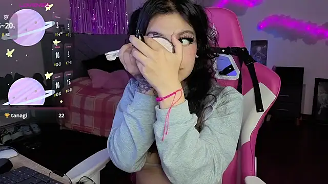 larah uwu online show from 7, 5, 2026