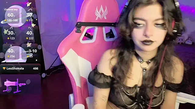 larah uwu online show from 18, 11, 2025