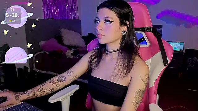 larah uwu online show from 7, 4, 2026