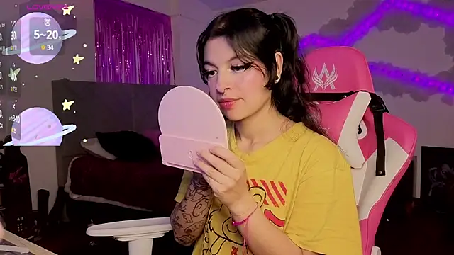 larah uwu online show from 14, 4, 2026