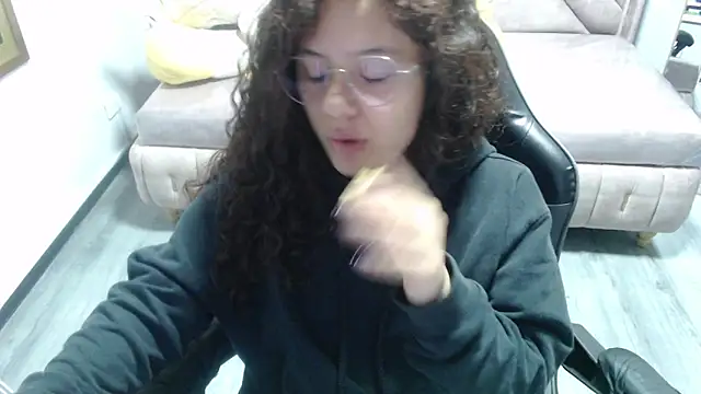 Snapshot of Velvet_Moon_V chatting on 4, 11, 2025 Velvet Moon V online show from 4, 11, 2025