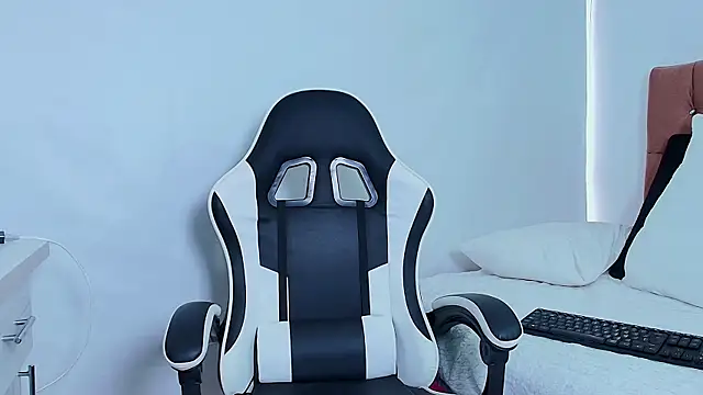 naomi diamond  online show from 1, 4, 2026