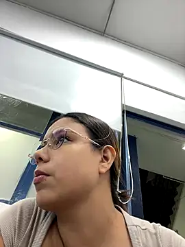 Snapshot of LICEET chatting on 6, 10, 2025 LICEET online show from 6, 10, 2025