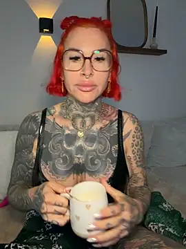 Snapshot of CatCoxx chatting on 24, 4, 2026 CatCoxx online show from 24, 4, 2026