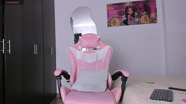 kendal hot01 online show from 23, 4, 2026