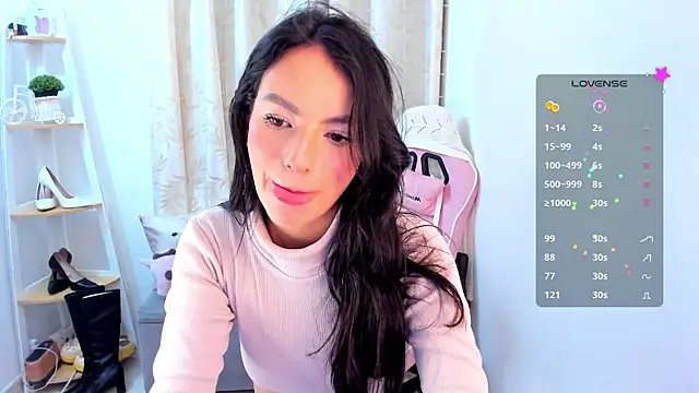 sarah saenz  online show from 25, 11, 2025