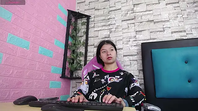 Snapshot of maily_can chatting on 25, 11, 2025 maily can online show from 25, 11, 2025