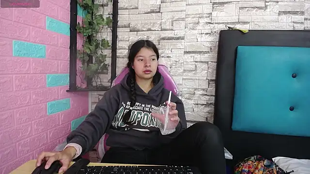 Snapshot of maily_can chatting on 24, 11, 2025 maily can online show from 24, 11, 2025