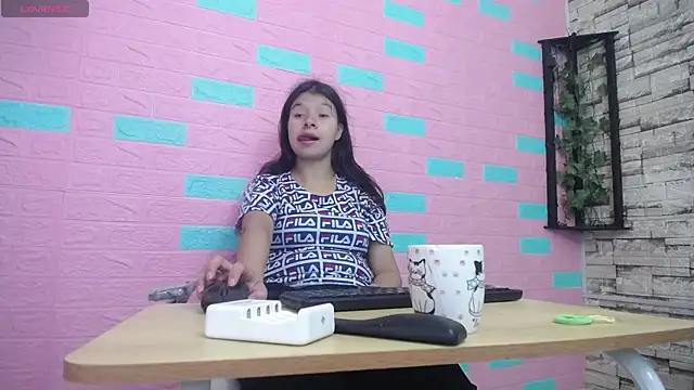 Snapshot of maily_can chatting on 27, 11, 2025 maily can online show from 27, 11, 2025