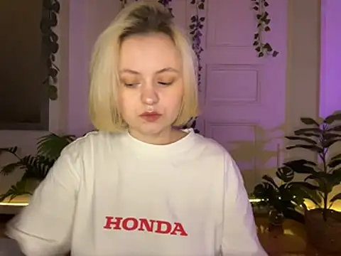 Snapshot of MoonIvy_ chatting on 16, 7, 2026 MoonIvy online show from 16, 7, 2026