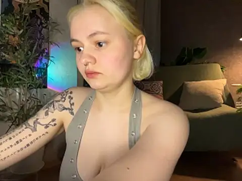 Snapshot of MoonIvy_ chatting on 11, 5, 2026 MoonIvy online show from 11, 5, 2026