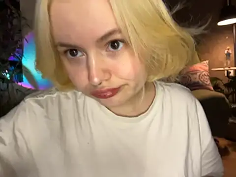 Snapshot of MoonIvy_ chatting on 2, 5, 2026 MoonIvy online show from 2, 5, 2026