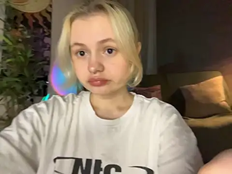 Snapshot of MoonIvy_ chatting on 26, 6, 2026 MoonIvy online show from 26, 6, 2026