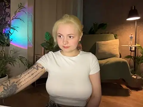 Snapshot of MoonIvy_ chatting on 8, 5, 2026 MoonIvy online show from 8, 5, 2026