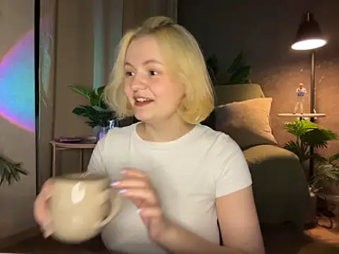 Snapshot of MoonIvy_ chatting on 7, 6, 2026 MoonIvy online show from 7, 6, 2026