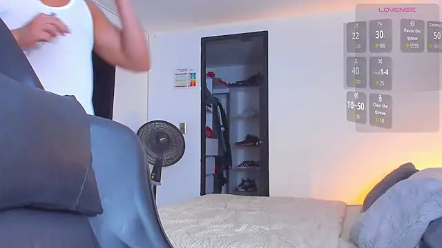 Snapshot of RJBarto chatting on 6, 11, 2025 RJBarto online show from 6, 11, 2025