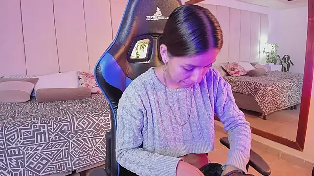 mia rousse25 online show from 15, 12, 2025