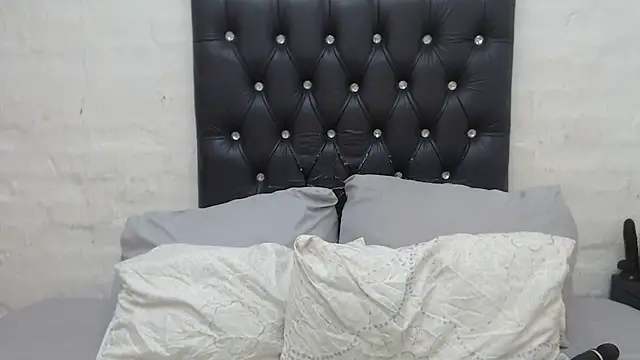 GlowGoddessxx online show from 23, 12, 2025