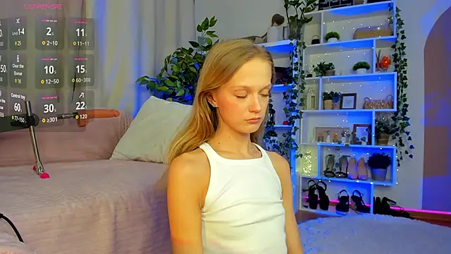 Snapshot of Kara_smalltits chatting on 23, 11, 2025 Kara smalltits online show from 23, 11, 2025