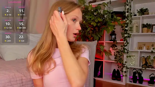 Snapshot of Kara_smalltits chatting on 19, 11, 2025 Kara smalltits online show from 19, 11, 2025