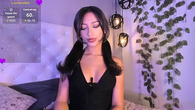 Nicollee Heart online show from 25, 3, 2026