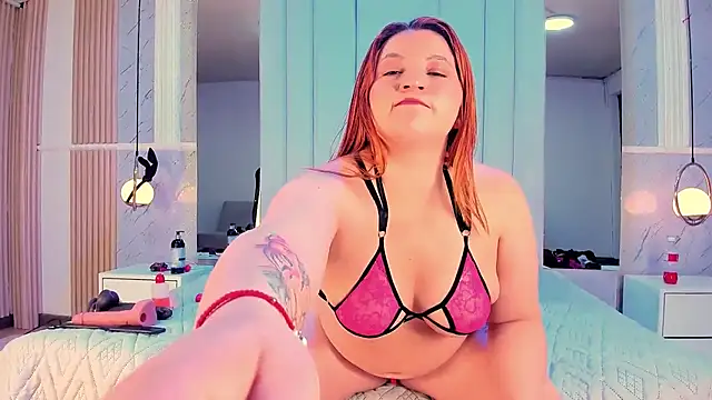 JuliaDavis 1 online show from 2, 7, 2026