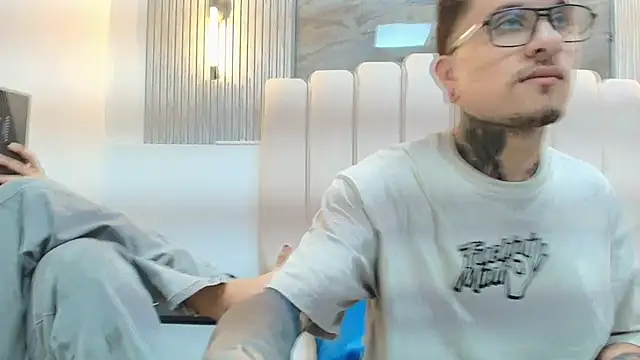 Snapshot of RavenandCody chatting on 15, 11, 2025 RavenandCody online show from 15, 11, 2025