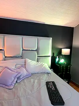 Snapshot of BellaFernandez__ chatting on 11, 11, 2025 BellaFernandez online show from 11, 11, 2025