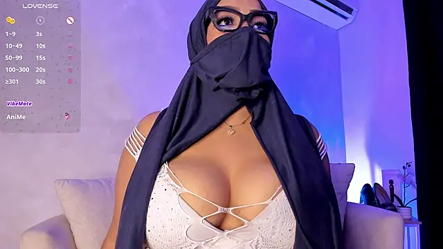 Snapshot of thaira_aly chatting on 17, 5, 2026 thaira aly online show from 17, 5, 2026
