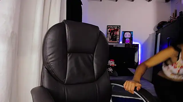 Snapshot of loganher900 chatting on 7, 4, 2026 loganher900 online show from 7, 4, 2026