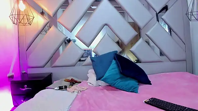 Lorenn Hill online show from 7, 10, 2025