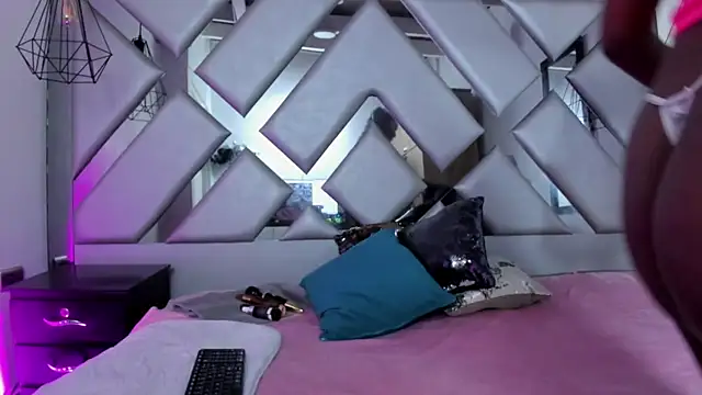 Lorenn Hill online show from 4, 11, 2025