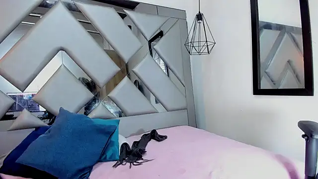 Lorenn Hill online show from 18, 10, 2025