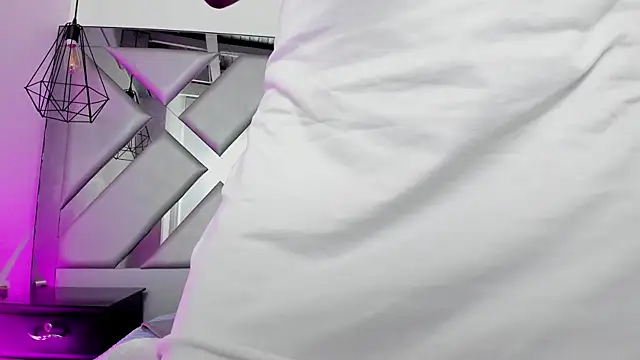 Lorenn Hill online show from 11, 11, 2025