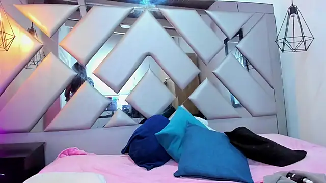 Lorenn Hill online show from 10, 10, 2025