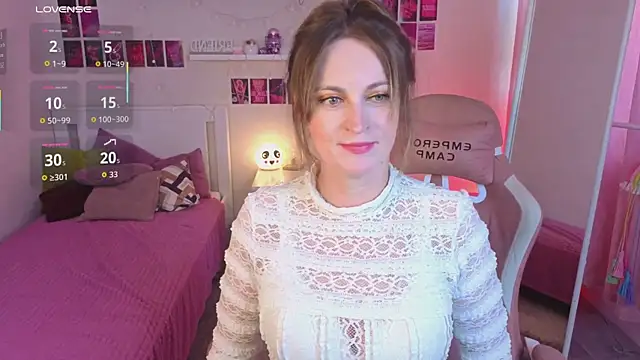 Snapshot of lana_glow chatting on 8, 9, 2025 lana glow online show from 8, 9, 2025